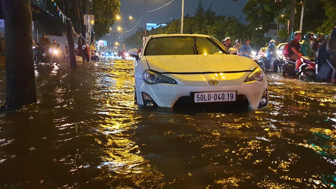 ngập đường Nguyễn Hữu Cảnh ảnh 5 ngap duong Nguyen Huu Canh anh 5