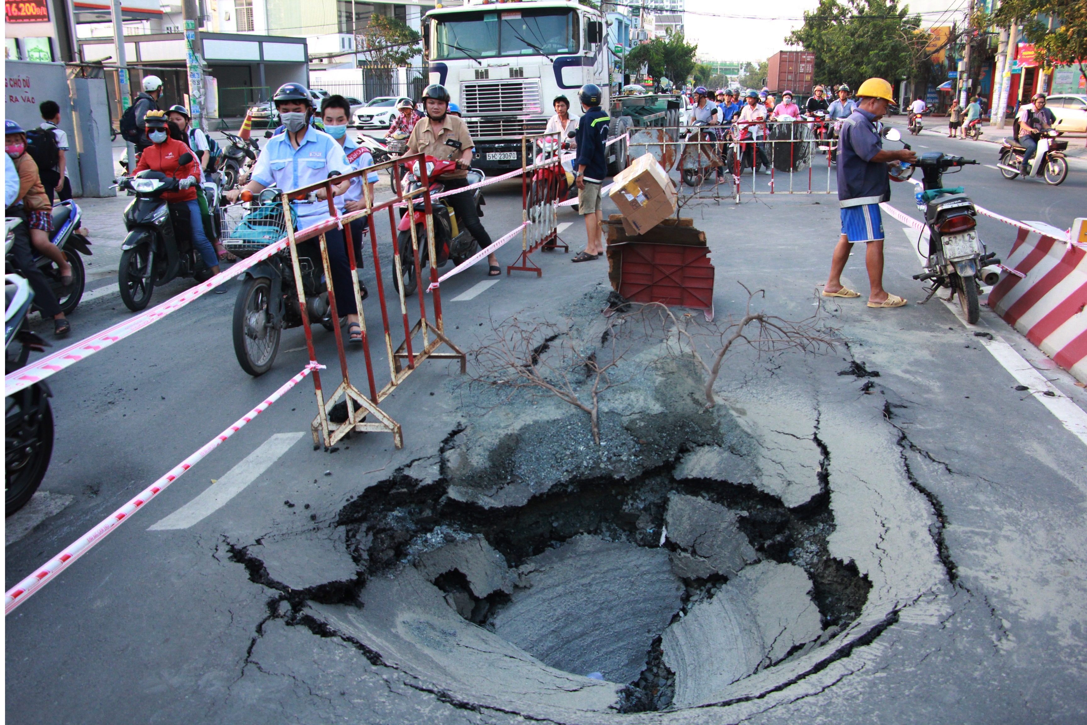 ho tu than tren duong Huynh Tan Phat anh 1