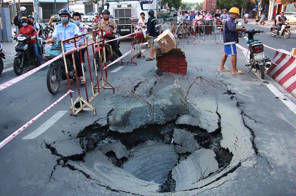 Duong ong cap nuoc o TP.HCM vo, no nhu phao hinh anh