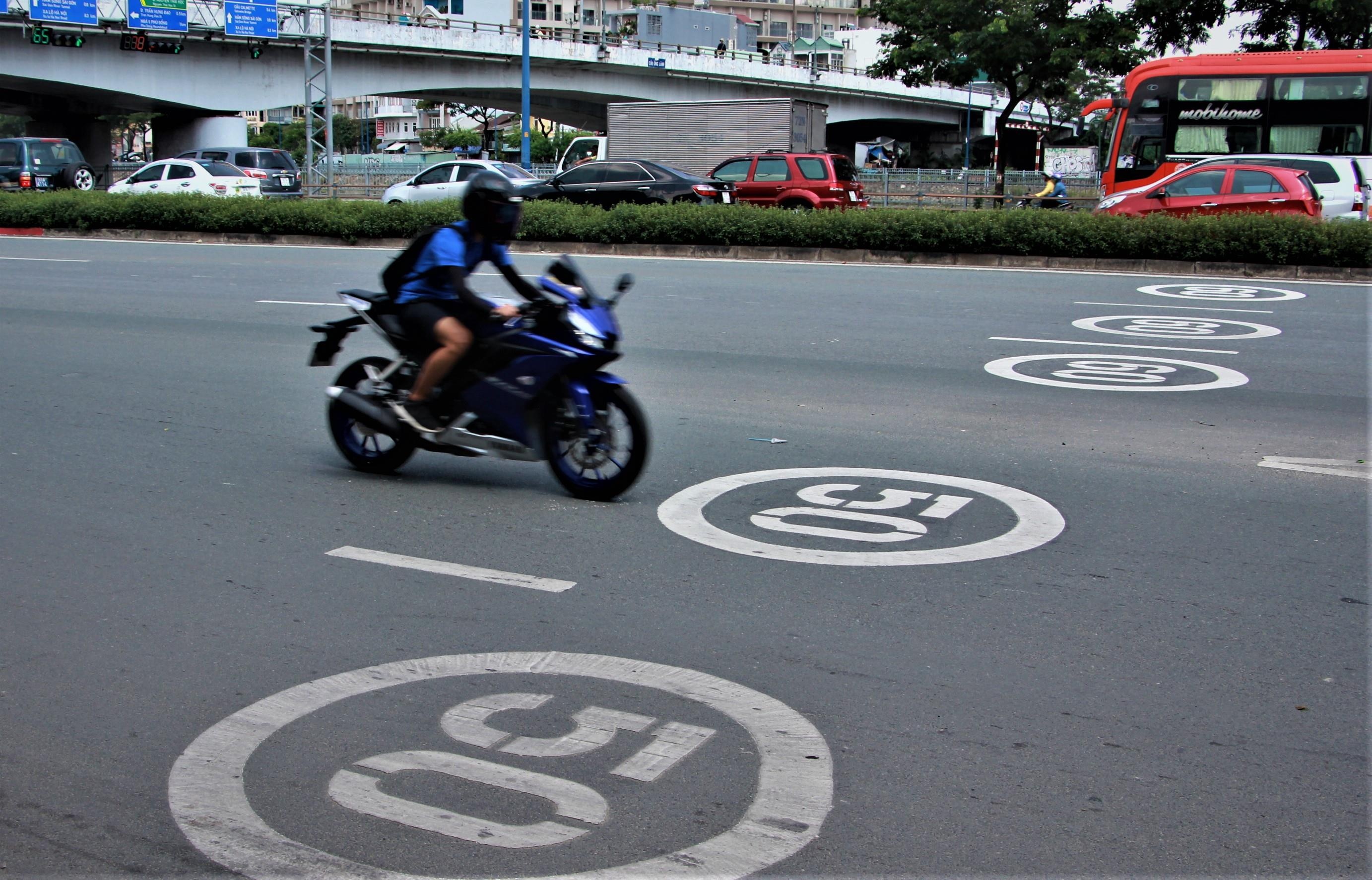 TP.HCM son bien bao toc do len mat duong nhu o nuoc ngoai hinh anh