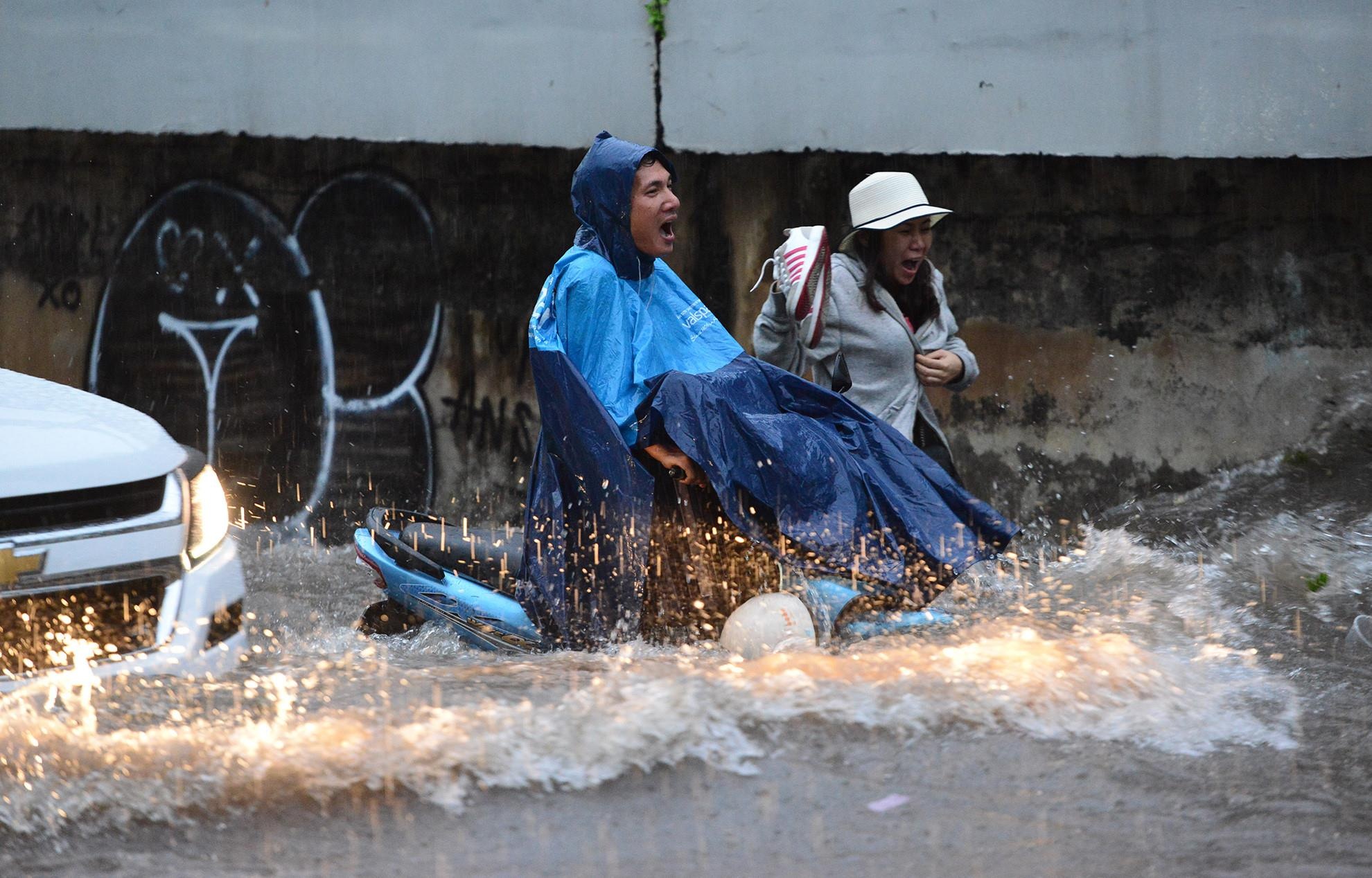 Nang duong Nguyen Huu Canh them 1,2 m, dan lo nha bien thanh ham hinh anh
