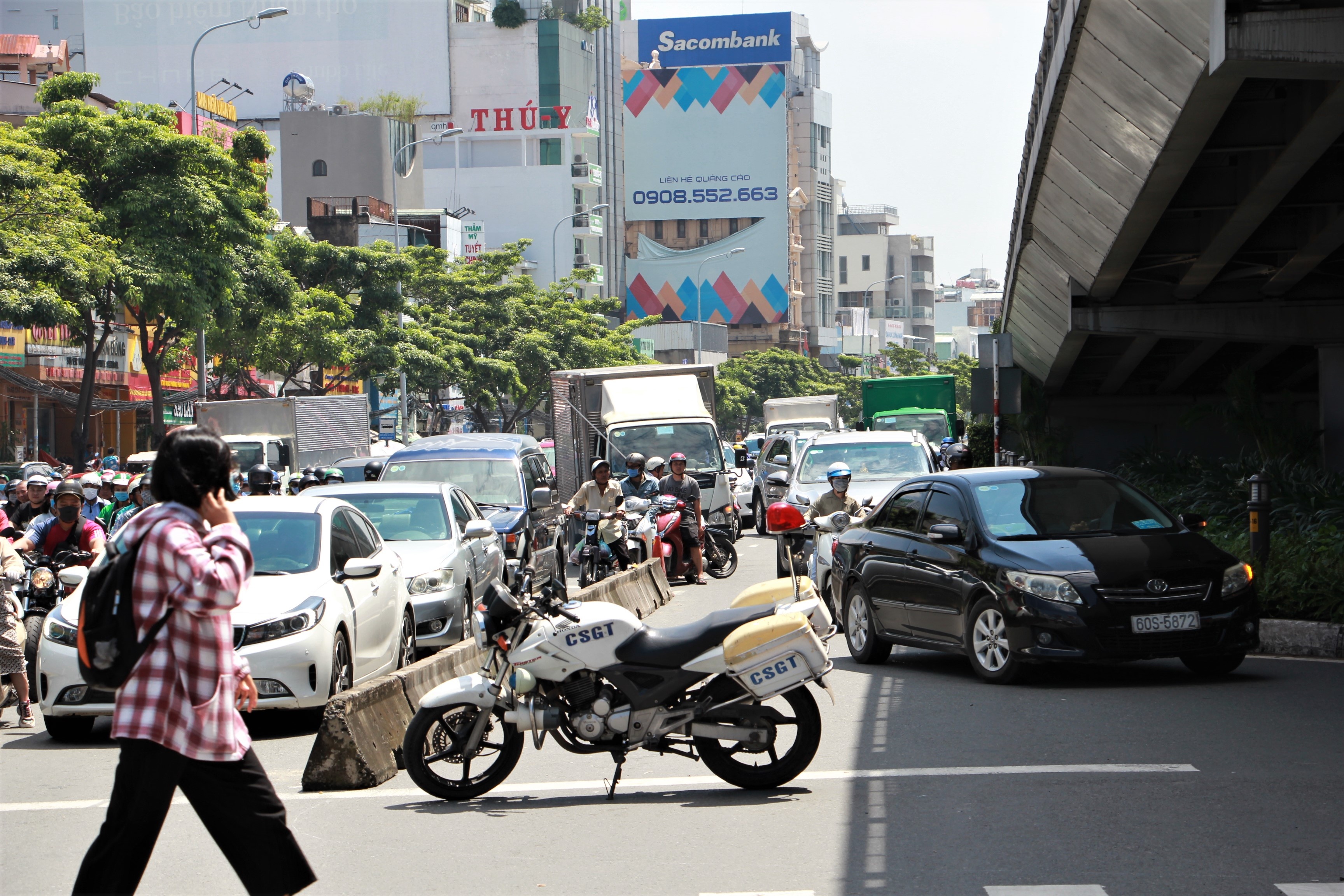 giao thong gan cau Sai Gon roi loan anh 3