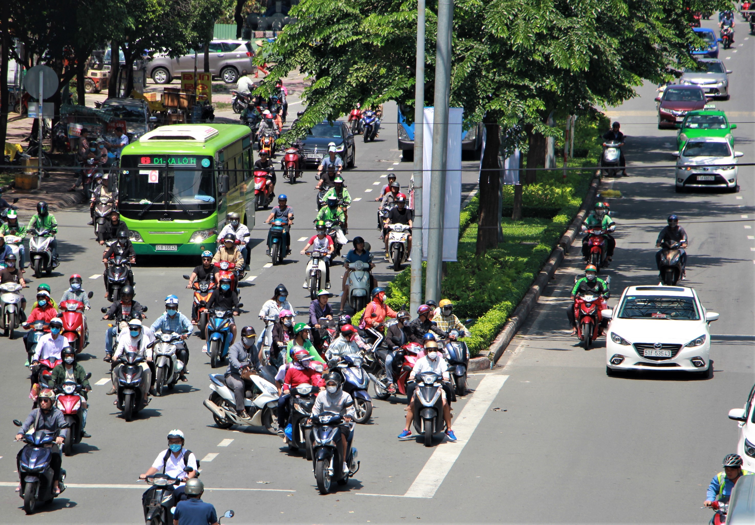 giao thong gan cau Sai Gon roi loan anh 2