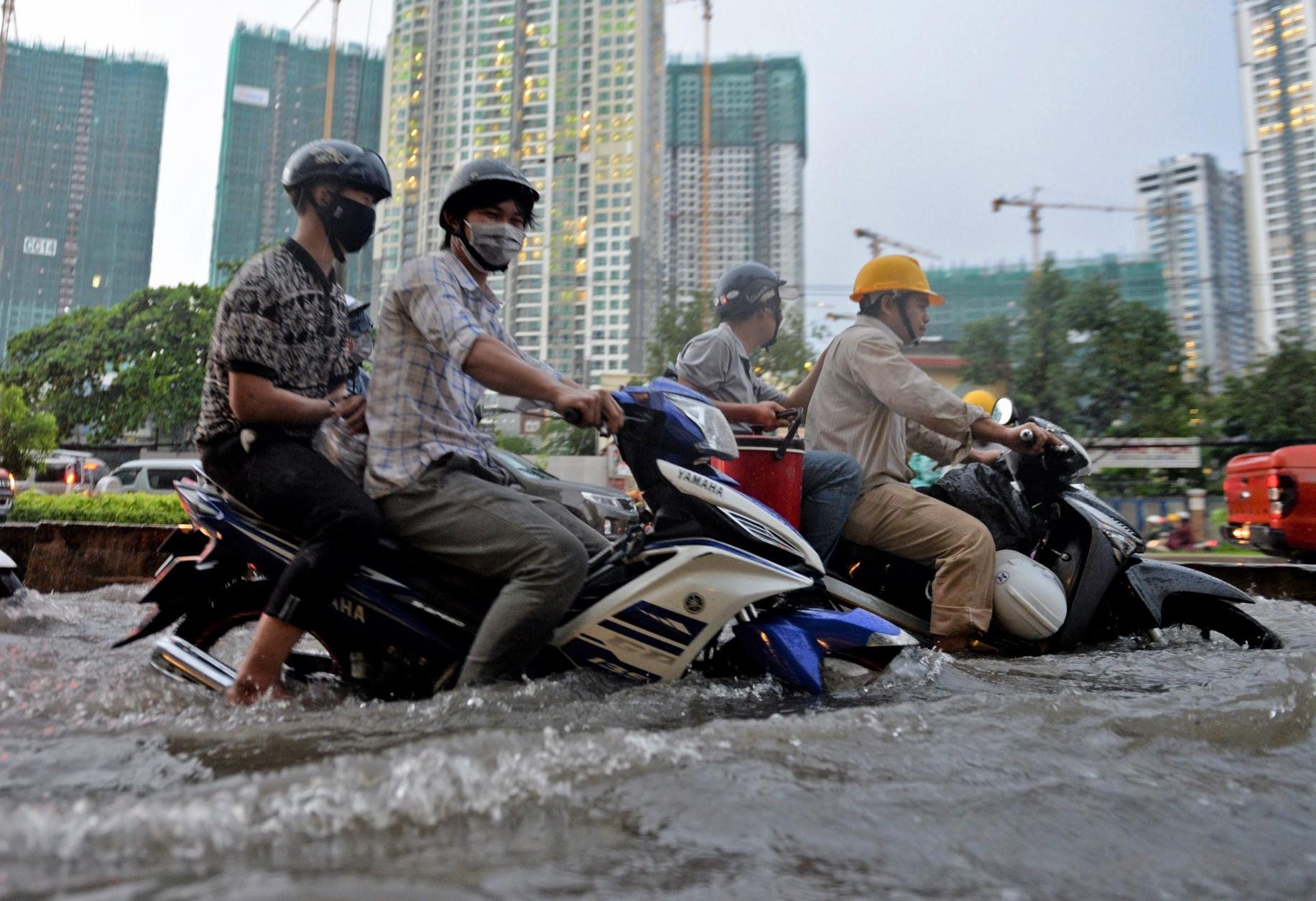 Dung cong nghe moi chong lun mat duong Nguyen Huu Canh hinh anh