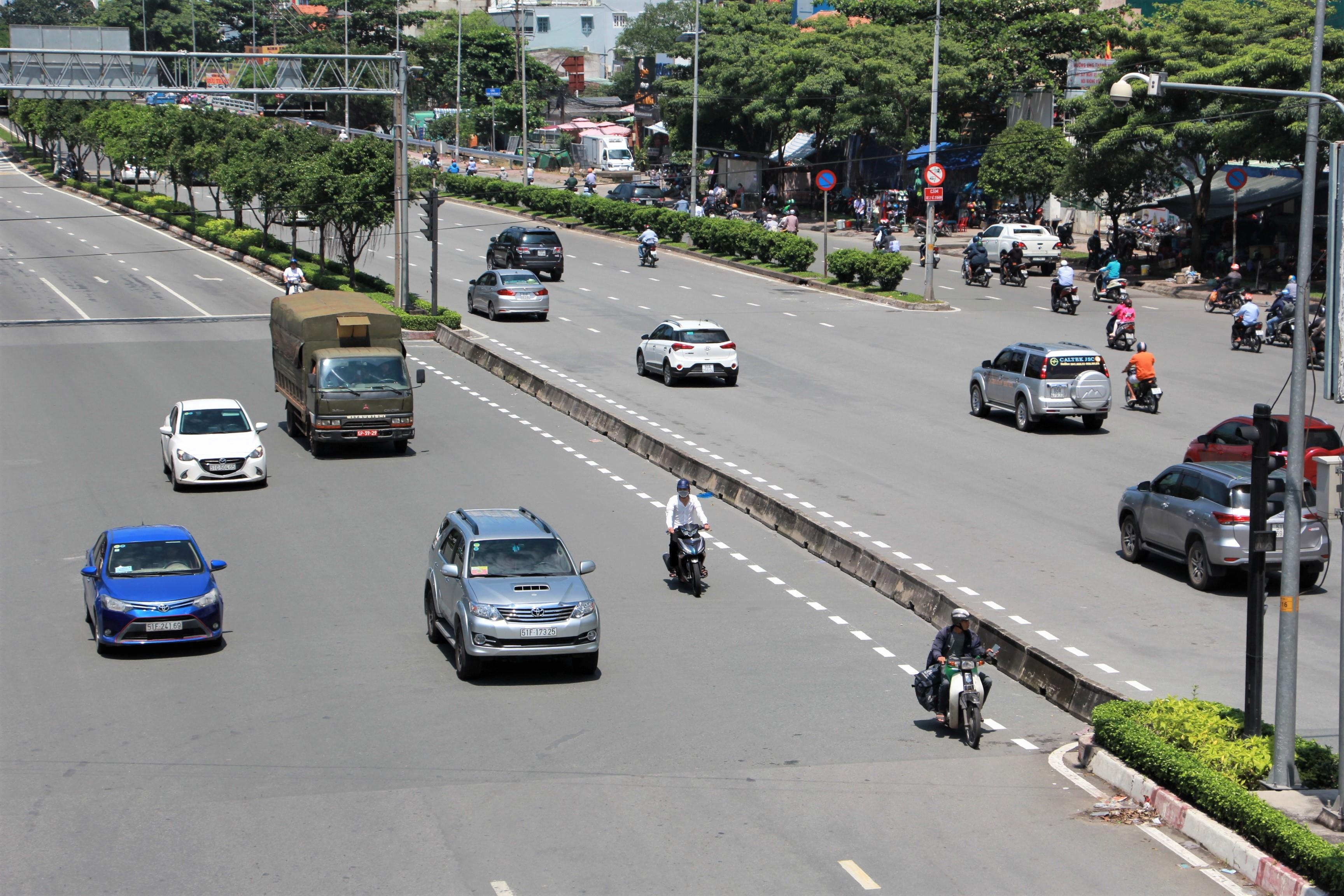 Dong dai phan cach gan cau Sai Gon, giao thong roi loan hinh anh