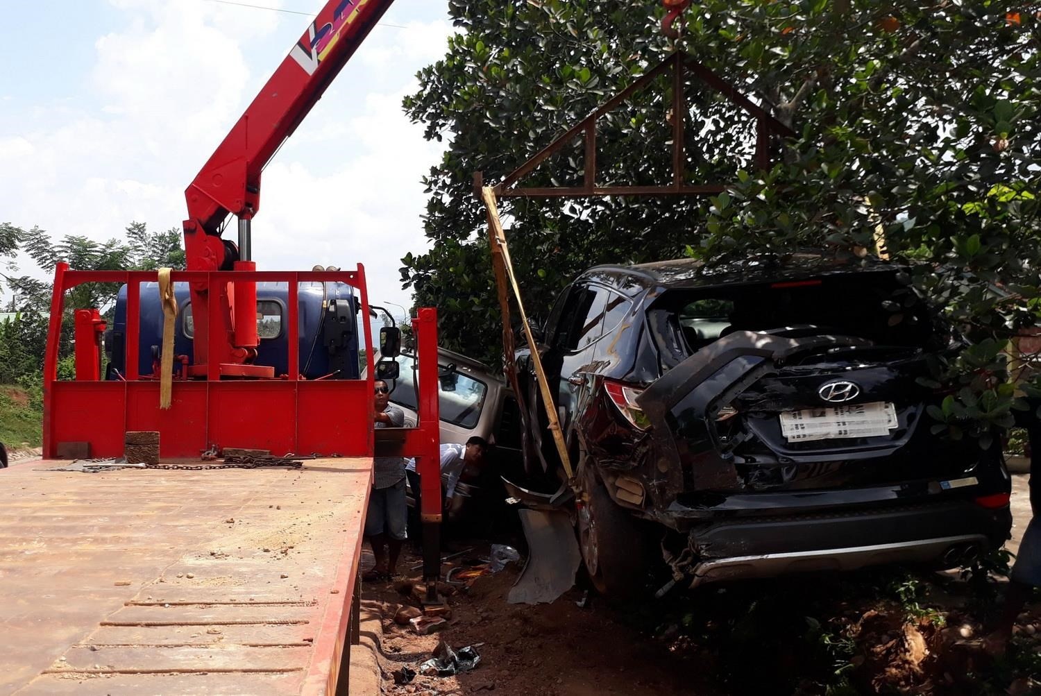 3 oto tong nhau lien tiep roi dung duoi container, 3 nguoi bi thuong hinh anh