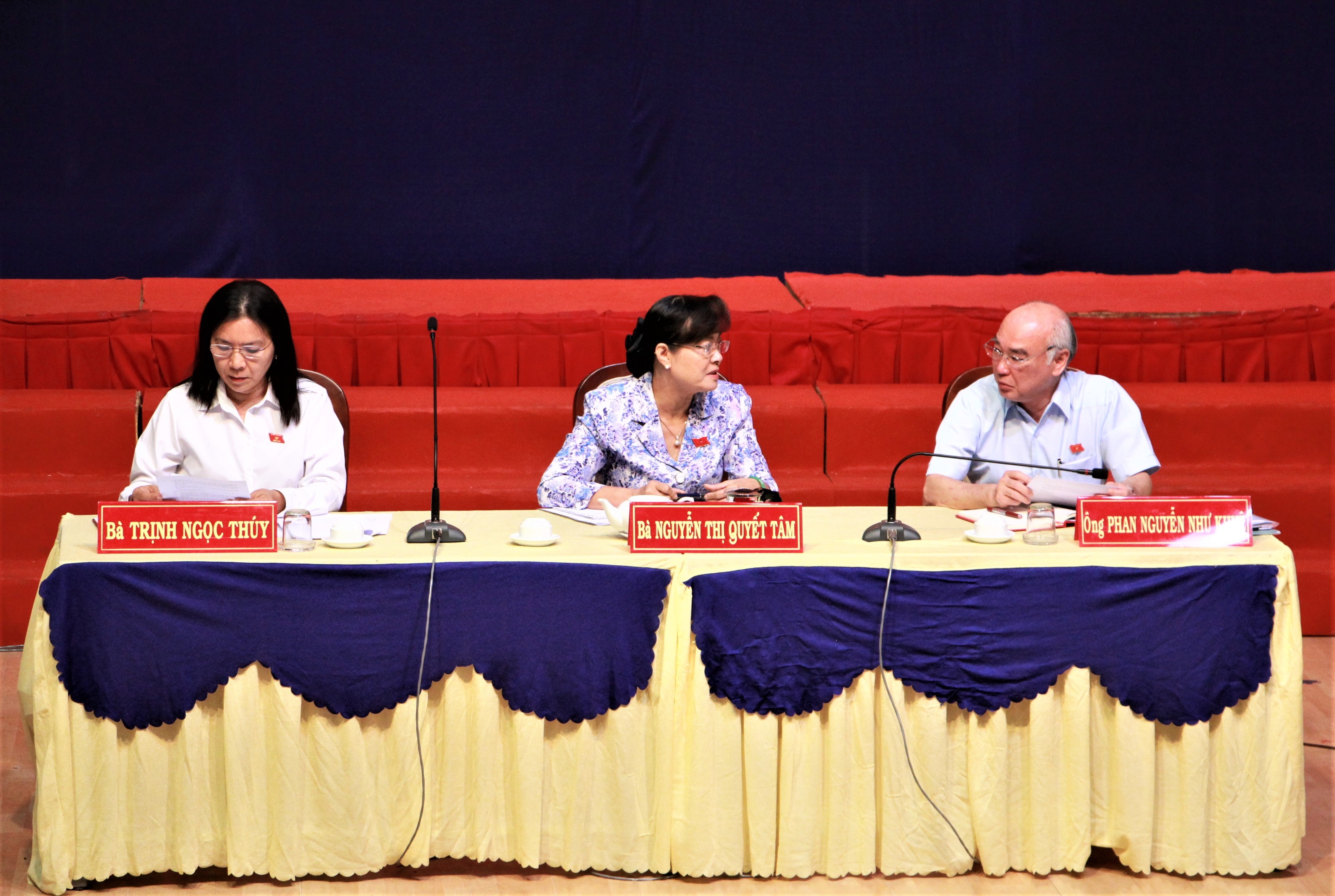 tiep xuc cu tri quan 2 anh 1