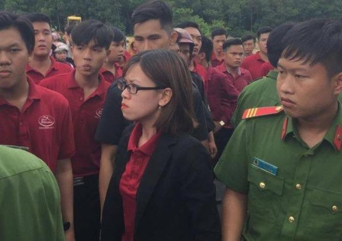 Nu 'nguoi hung' Alibaba: Dap luon xe cau nay cho chi! hinh anh