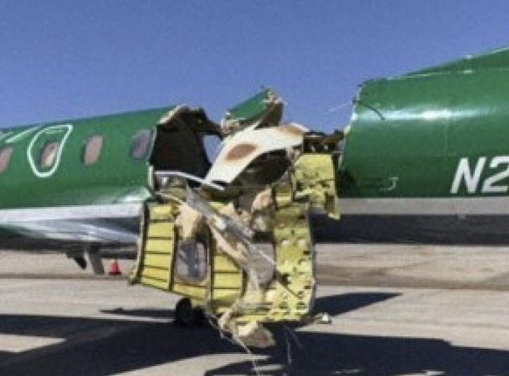 May bay bi dam gan nhu dut doi giua khong trung hinh anh