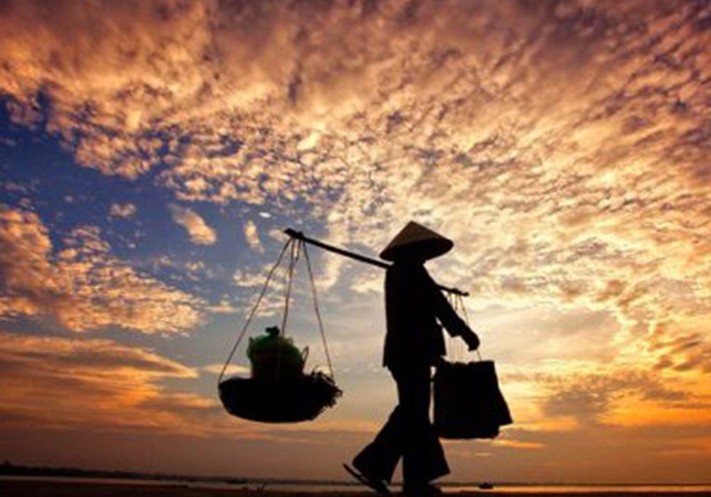 Me van cho noi con lang le ra di hinh anh