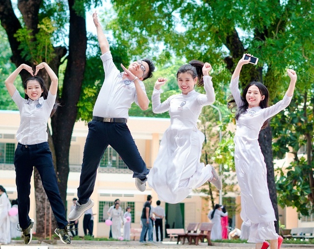 Goc san truong giau nhung xon xao hinh anh