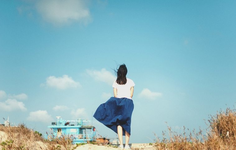 Moi thanh xuan con tiec mot chan troi hinh anh