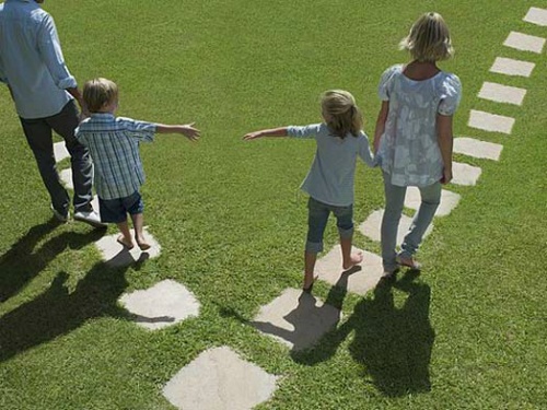 Nin di em, bo me ban ra toa hinh anh