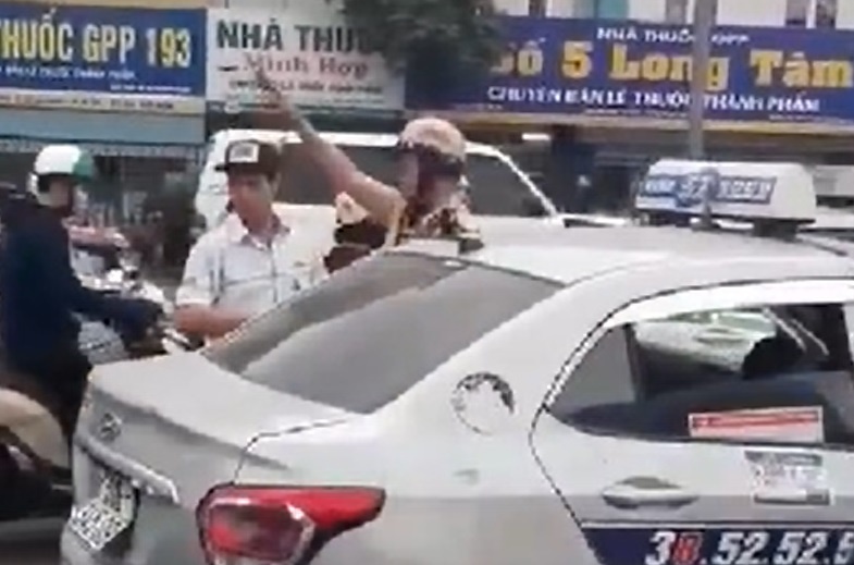 đỗ xe giữa đường bị quật ngã ảnh 1 do xe giua duong bi quat nga anh 1