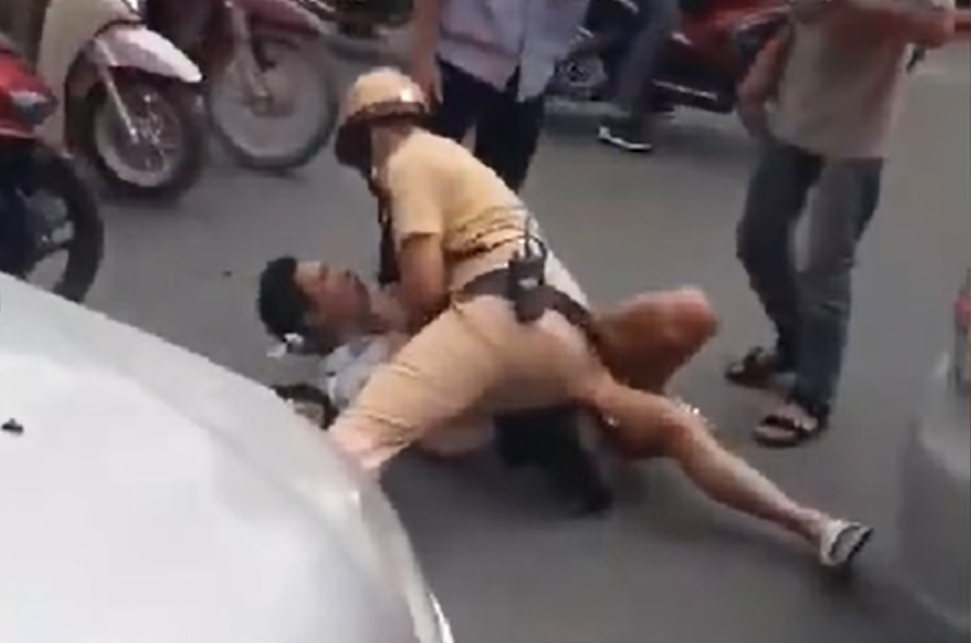 Canh sat giao thong quat nga tai xe taxi do xe giua duong hinh anh