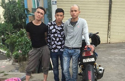 Khong che 3 thanh nien cam giao nghenh ngang tren pho hinh anh