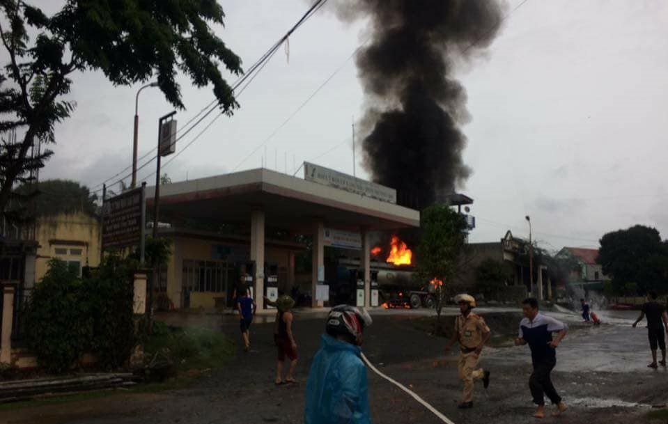 Sông Mã cháy xe bồn trở xăng ảnh 1 Song Ma chay xe bon tro xang anh 1