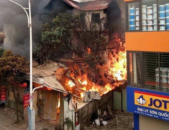 Nhieu tieng keu cuu trong ngoi nha boc chay o chan cau Vinh Tuy hinh anh