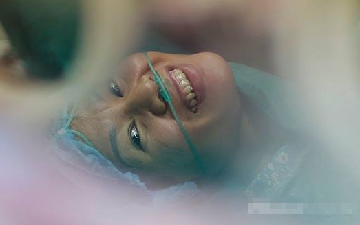 San phu dang duoc khau vet mo van mim cuoi hanh phuc voi con hinh anh