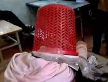 Nu sinh cap 2 up sot rac len dau ban, dang anh len Facebook hinh anh