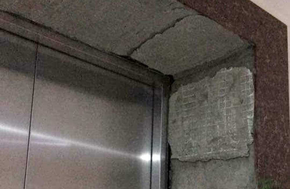 Gạch ốp cửa thang máy rơi trúng đầu ảnh 1 Gach op cua thang may roi trung dau anh 1