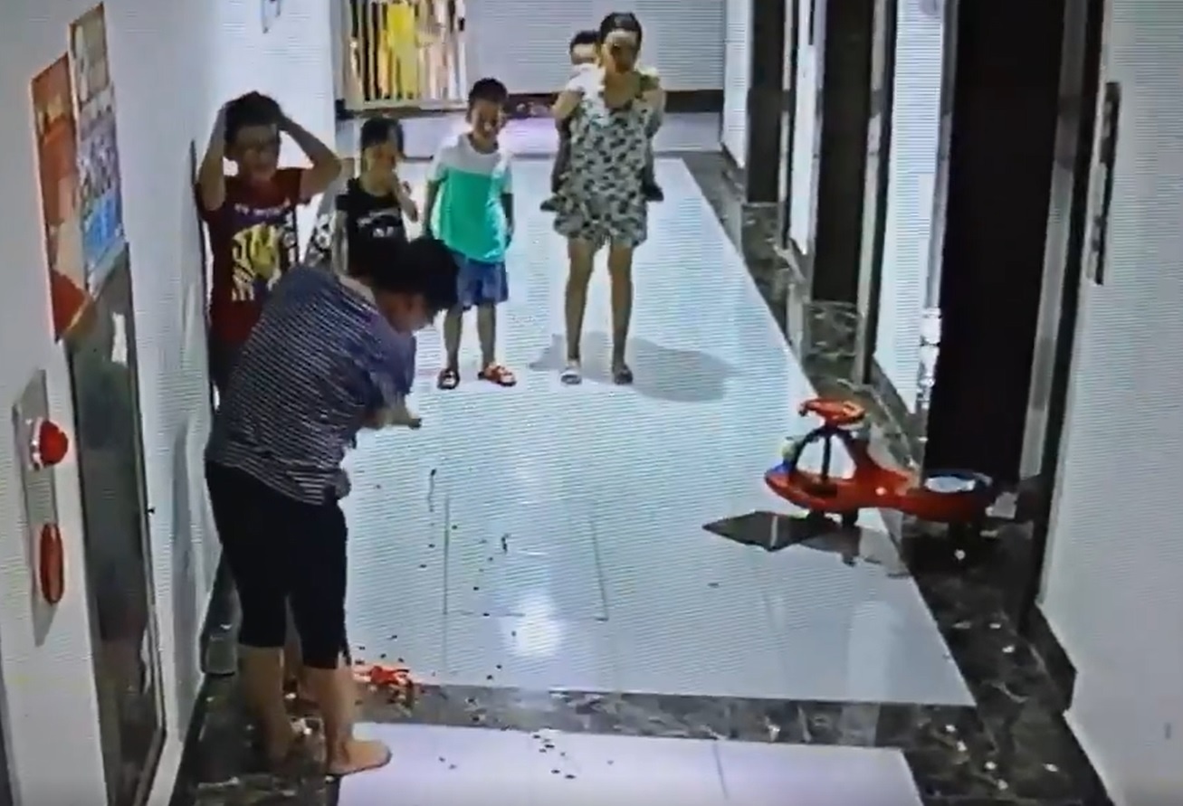 Choi dua gan cua thang may, tre em bi gach op tran roi trung dau hinh anh