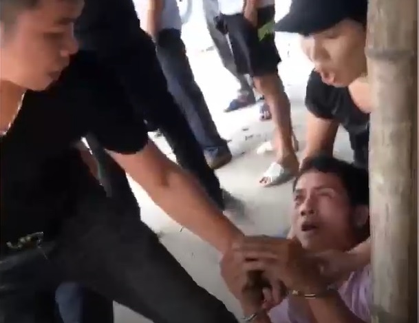 Nhom thanh nien nghi gia cong an dung dui cui dien, cong tay bat nguoi hinh anh