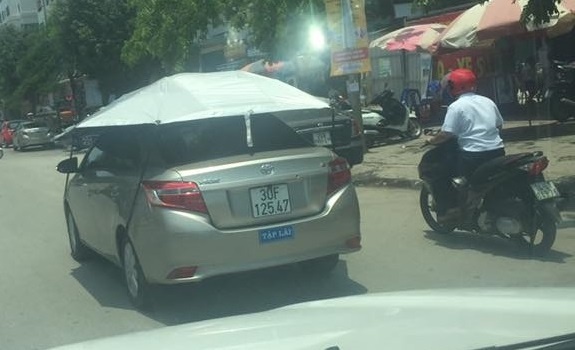 Xe gan mai che luu thong tren duong co vi pham luat? hinh anh