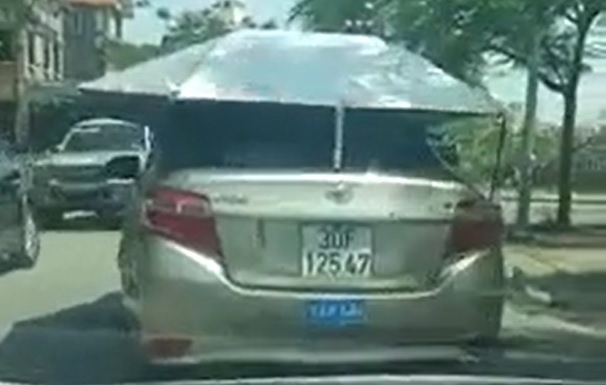 Oto gan mai che luu thong tren pho hinh anh