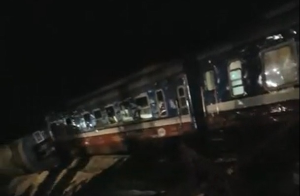 Tau khach lat giua dem sau khi dam vao xe tai hinh anh