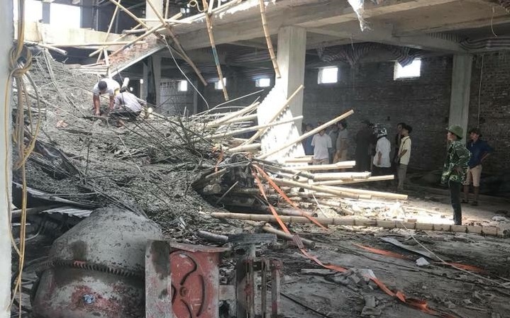 Sap gian giao tai sieu thi dang thi cong, mot nguoi tu vong hinh anh