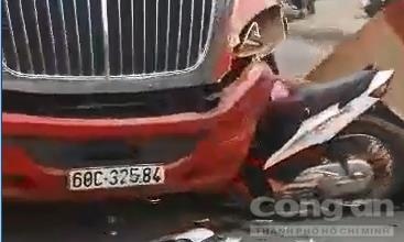 Tong truc dien xe dau keo container, nguoi chay xe may chet tai cho hinh anh