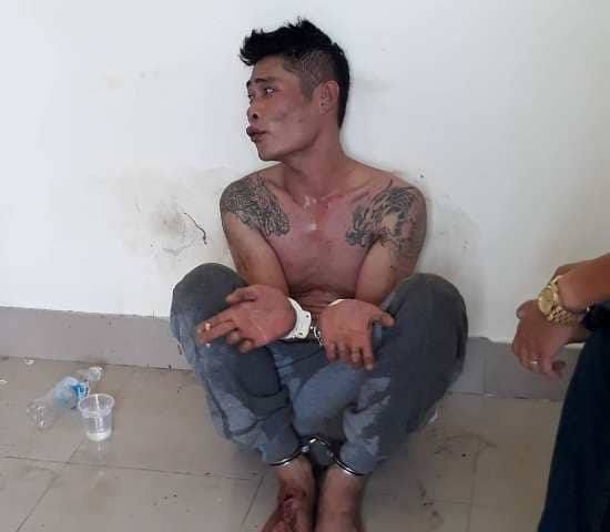 Hien truong ga trai dung dao khong che co gai hinh anh