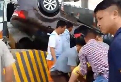 Oto lao vao tram thu roi lat ngua, tai xe bat tinh hinh anh