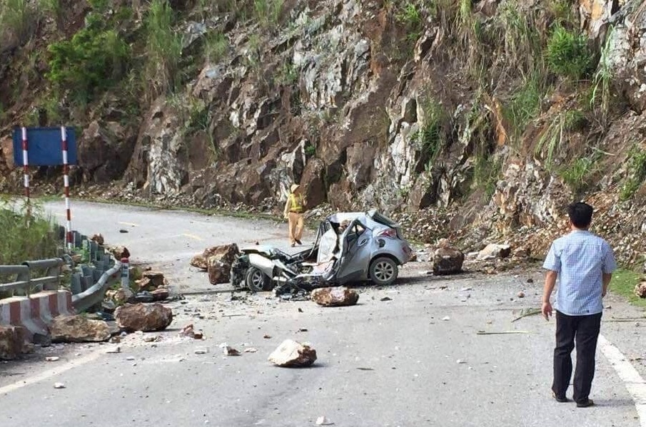 đá mồ côi lăn trúng ôtô ảnh 1 da mo coi lan trung oto anh 1