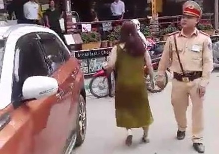 Nu tai xe do xe giua duong thach thuc CSGT hinh anh