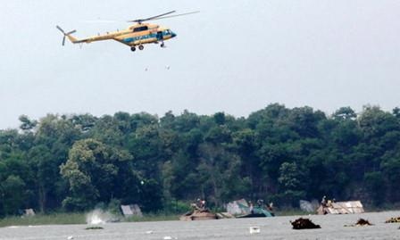 Truc thang ra Truong Sa dua thi the nan nhan ve dat lien hinh anh