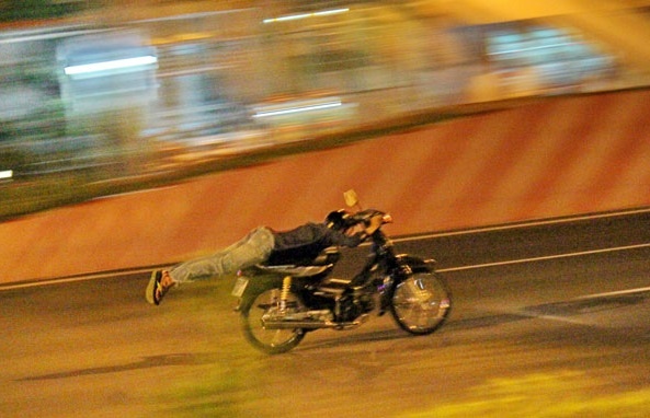 Thanh nien tu vong sau man vit ga 'nup gio' tren xe may hinh anh