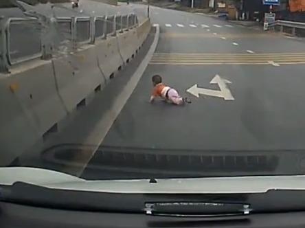 Lien tuc cac vu tre em thinh linh xuat hien truoc mui oto hinh anh