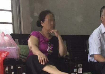 Ba hang xom hat nuoc nong lam hai chau be nhap vien hinh anh