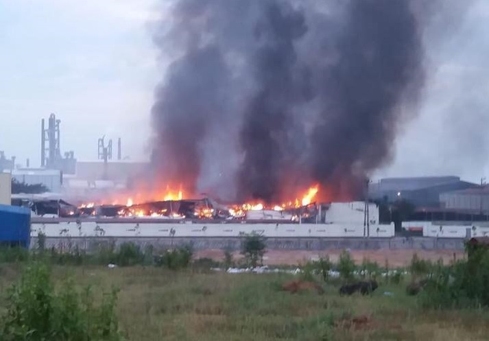 Cháy suốt đêm tại KCN Thụy Vân ảnh 1 Chay suot dem tai KCN Thuy Van anh 1