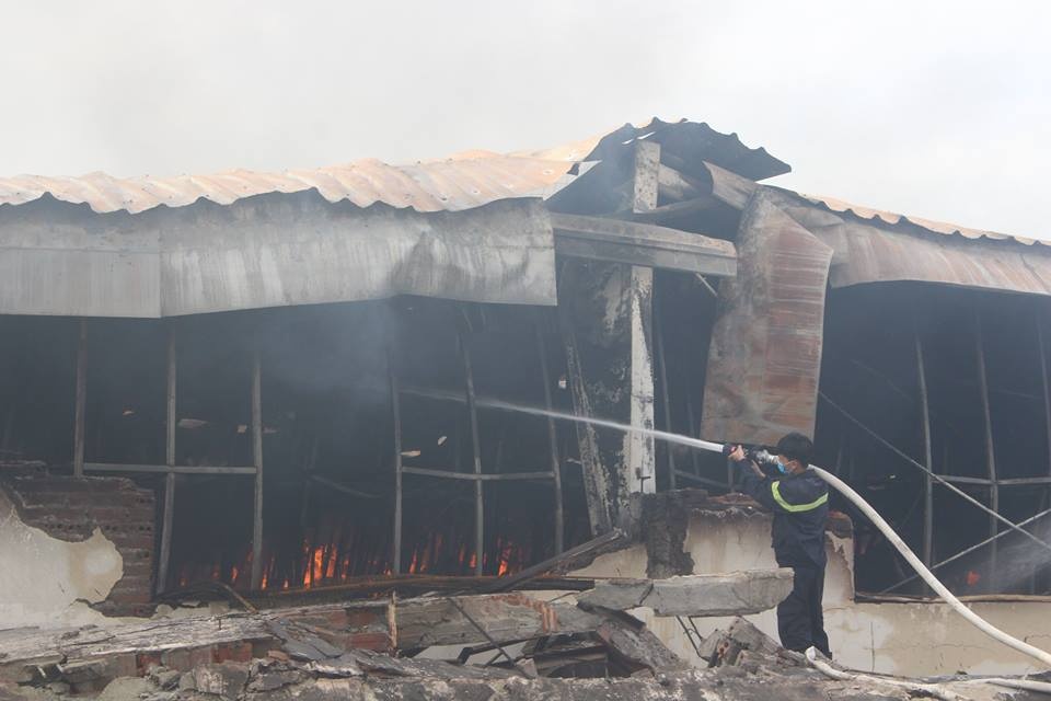 Cháy suốt đêm tại KCN Thụy Vân ảnh 2 Chay suot dem tai KCN Thuy Van anh 2