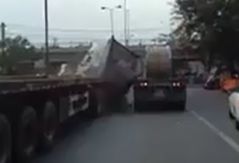 Hai cuon ton nang hang tan xo sap cabin xe dau keo hinh anh