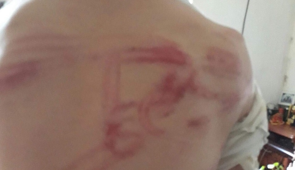 Nguoi cha bi to thuong xuyen danh dap 2 con nho hinh anh