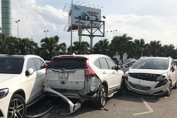 Tai xe lam hu hai 4 oto tai san bay Noi Bai roi bo chay hinh anh