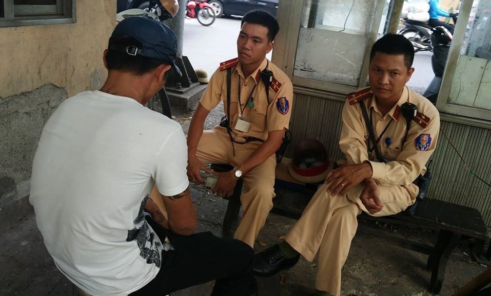 CSGT giai cuu nguoi dinh nhay cau vi thua ca do World Cup hinh anh