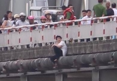 Giai cuu nguoi phu nu ngoi vat veo tren cau doi tu tu hinh anh