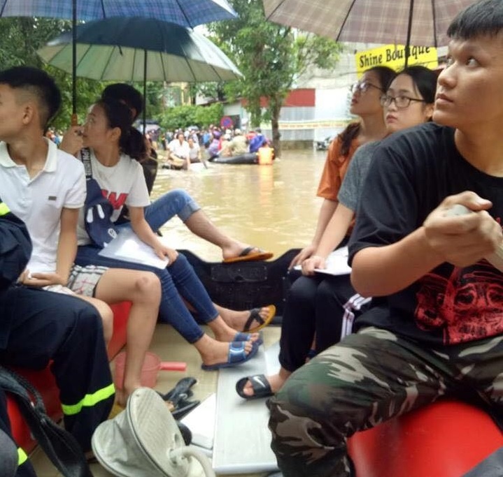 thi sinh vung lu di thi anh 4