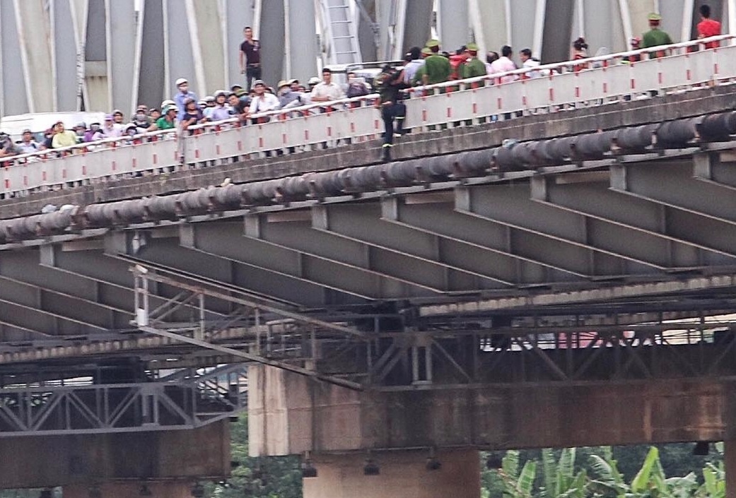 giải cứu phụ nữ nhảy cầu ảnh 2 giai cuu phu nu nhay cau anh 2