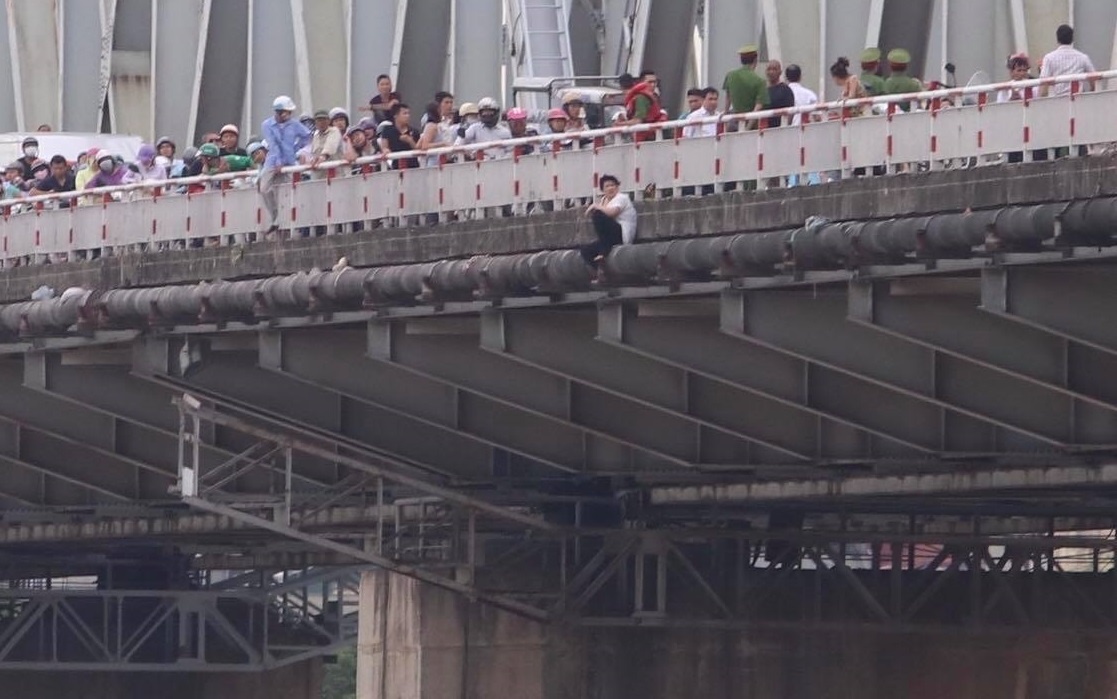 giải cứu phụ nữ nhảy cầu ảnh 1 giai cuu phu nu nhay cau anh 1